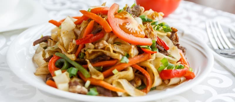 Mongolian Tsuivan - © TasteAtlas